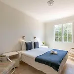 Apartment With Pool And Barbecue In The Center