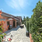 Apartment With Pool And Barbecue In The Center