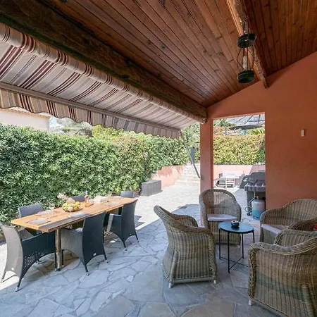 With Pool And Barbecue In The Center Apartment *