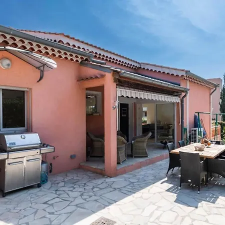 With Pool And Barbecue In The Center شقة Saint-Raphaël