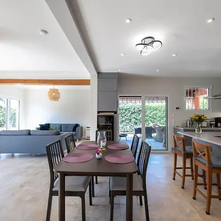 With Pool And Barbecue In The Center Saint-Raphaël